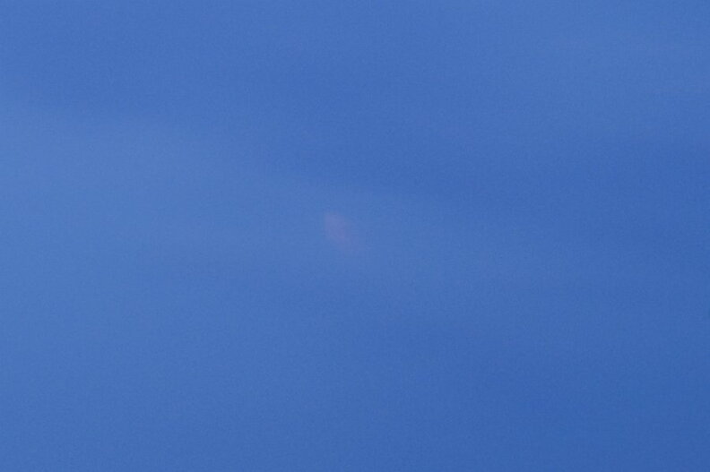 Ein_erster_Blick_durch_die_Wolken.jpg
