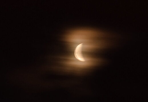 Partielle Phase hinter Wolken