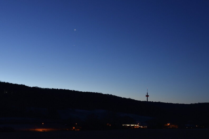 Venus_und_Jupiter_gegenueber_am_Himmel.jpg