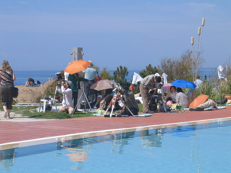 Astronomie_am_Pool.jpg