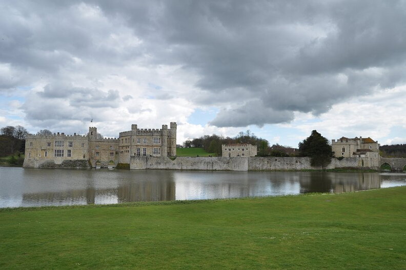 Leeds_Castle_and_its_moat.jpg