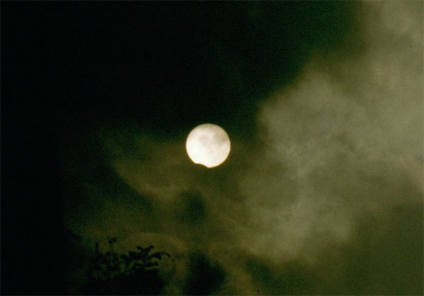 1__Kontakt_hinter_Wolken.jpg
